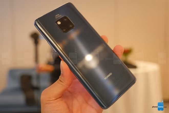 Với những dấu ấn đã đạt được với dòng P20 Pro trước đó, Huawei bổ sung cho dòng Mate 20 series ống kính góc siêu rộng Leica 16mm. Góc nhìn này tạo cảm giác rộng hơn và hiệu ứng ba chiều (3D) cho hình ảnh. Hệ thống camera mới cũng hỗ trợ chụp siêu cận (macro), mang đến hình ảnh sắc nét cho các vật thể có chi tiết nhỏ được đặt cách ống kính chỉ 2,5cm.