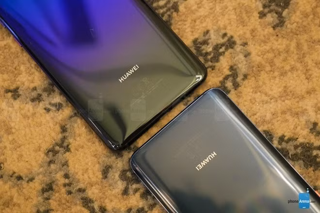 Ngoài ra, Huawei Mate 20 Pro còn hỗ trợ kết nối mạng đạt chuẩn 4.5G LTE Cat. 21, cho phép người dùng trải nghiệm tốc độ tải lên tới 1,4Gbps. Cùng với đó là tốc độ kết nối Wi-Fi nhanh nhất thế giới - chỉ mất 10 giây để tải xuống 2GB. Công nghệ định vị GPS 2 băng tần (L1 + L5), công nghệ AI GPS Satellite Selection giúp tăng cường định vị chính xác trong nhiều tình huống.