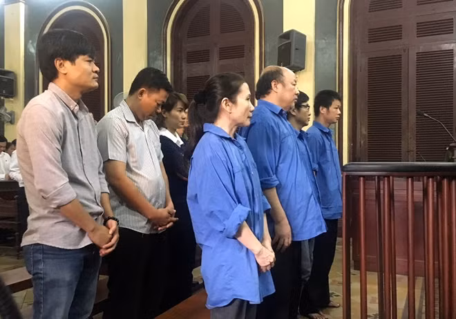 Bị cáo Oanh (hàng đầu, bìa trái) và các bị cáo khác tại toà.