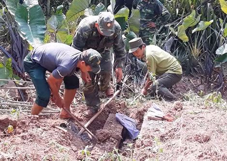 Phát hiện 3 hầm chôn đầy gỗ quý hiếm