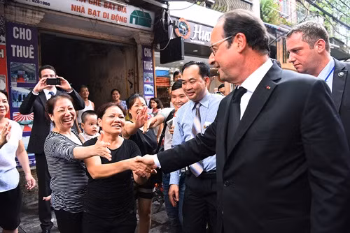 Người dân phố cổ chào đón Tổng thống Francois Hollande. Ảnh: Giang Huy.