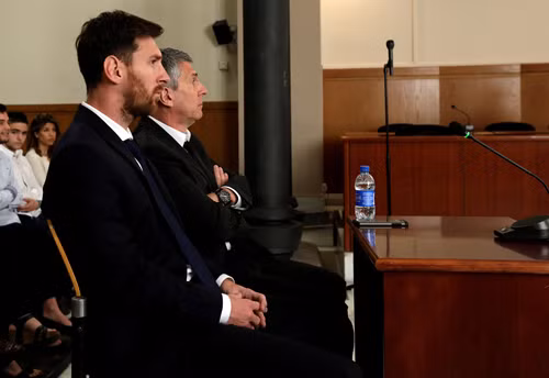 Messi và cha trong phiên điều trần trước tòa án hồi đầu tháng 6/2016. Ảnh: Reuters.