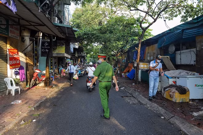 Lực lượng chức năng phường Nghĩa Tân cho biết, để tránh việc tụ tập quá đông người nên nhiều người dân đã tranh thủ đi chợ từ rất sớm, trước mốc 6h áp dụng Chỉ thị 16 về việc giãn cách xã hội toàn thành phố. Tuy nhiên không vì thế mà lực lượng chức năng lơ là trong việc tuần tra, kiểm soát địa bàn. Trong ảnh là cán bộ Công an phường Nghĩa Tân nhắc nhở người dân tại khu vực chợ dân sinh.