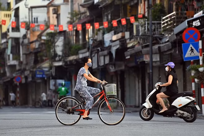 Phố Hàng Đào chỉ còn lác đác vài người dân ra đường mua đồ thiết yếu, không còn cảnh sầm uất như những ngày chưa có dịch.
