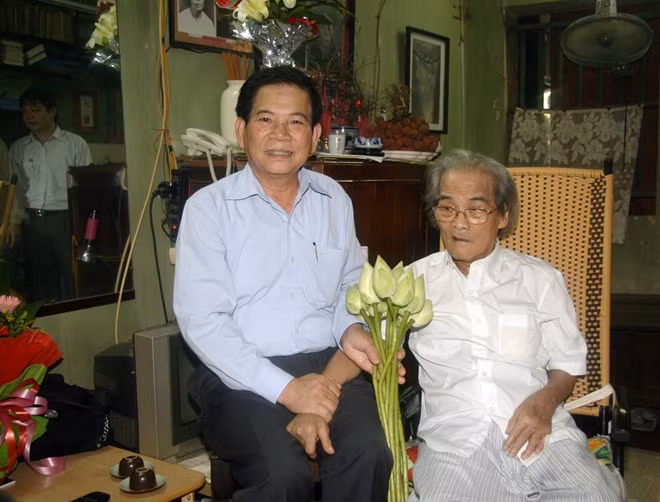 Những búp sen xanh Chủ tịch nước Nguyễn Minh Triết tặng nhà văn Sơn Tùng.