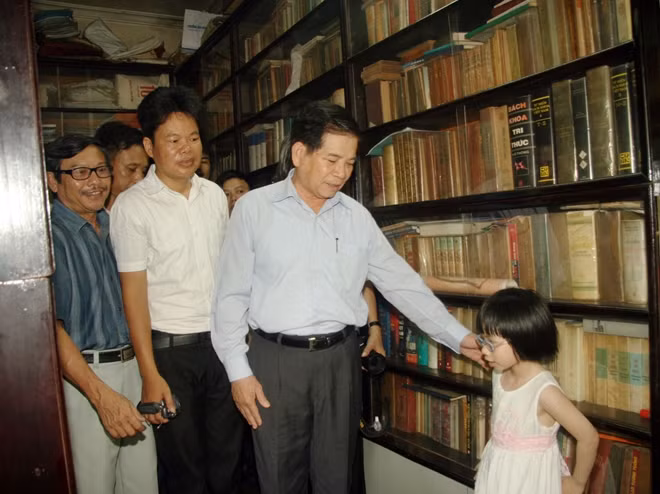 Căn hộ chật chội, cũ kĩ của nhà văn Sơn Tùng như một thư viện nhỏ.