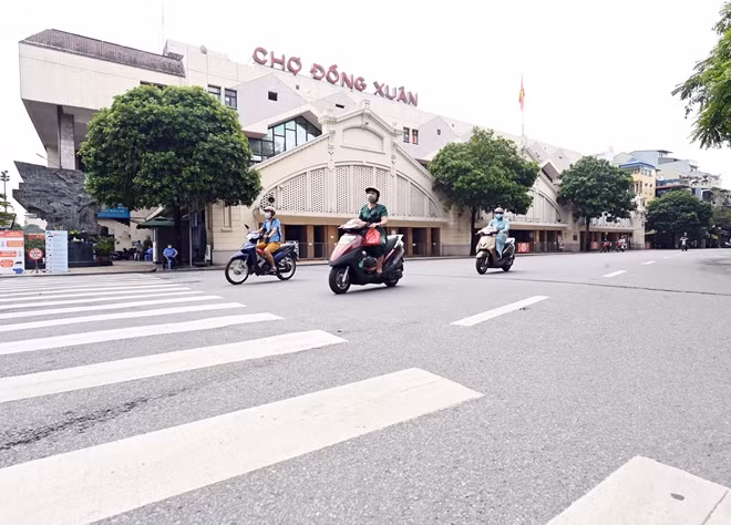 Chợ Đồng Xuân ảm đảm trong những ngày chống dịch.