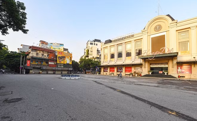 Khung cảnh tương tự được ghi nhận tại chợ Hàng Da vào sáng 24/7.
