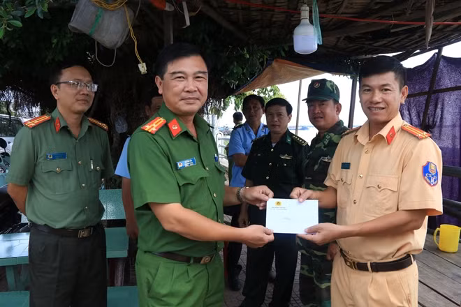 Đồng chí Thượng tá Hồ Văn Tấn – Trưởng phòng Cảnh sát kinh tế Công an tỉnh An Giang ,thừa ủy quyền của trưởng Ban chỉ đạo tặng quà cho các chốt chống buôn lậu trên trên tuyến biên giới.