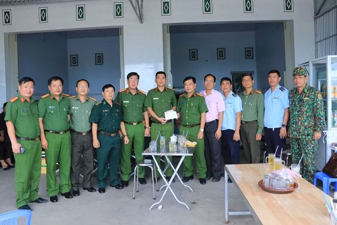 Thăm hỏi , động viên cán bộ chiến sĩ làm nhiệm vụ