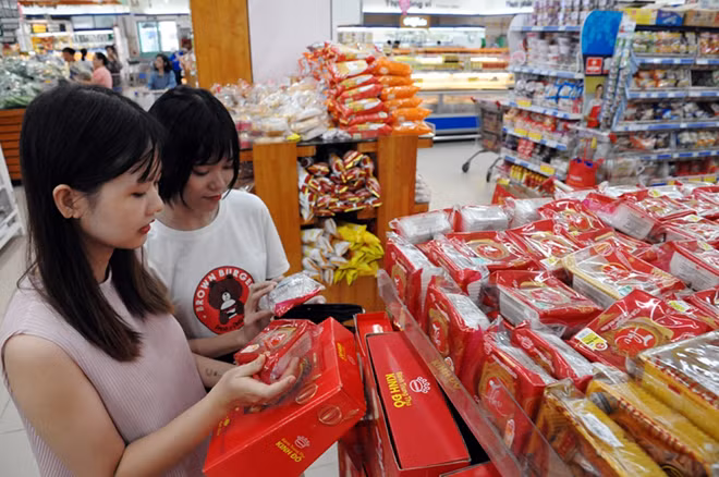Đủ các loại bánh trung thu bày bán trên thị trường. Đủ các loại bánh trung thu bày bán trên thị trường.