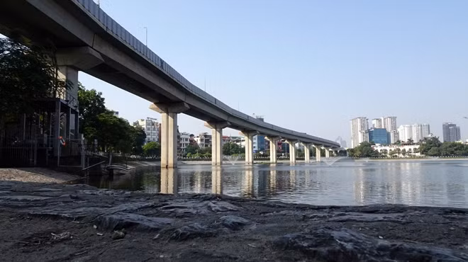 Tính đến tháng 6-2019, chủ đầu tư đã chi khoảng 11.400 tỷ đồng cho dự án nhưng kết quả kiểm toán chỉ ghi nhận có 8.679 tỷ đồng đã đầu tư vào dự án. Trong ảnh là tuyến đường sắt chạy qua hồ Hoàng Cầu.