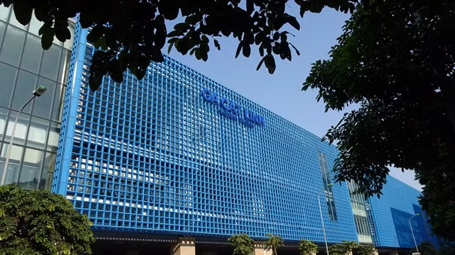 Đường sắt đô thị Hà Nội tuyến Cát Linh - Hà Đông có chiều dài tuyến đi trên cao là 13,5 km (từ Cát Linh đi Hà Đông), khổ đường 1.435 mm và 12 nhà ga trên cao; có 13 đoàn tàu, mỗi đoàn tàu có bốn toa, tần suất khai thác 3-5 phút/chuyến với vận tốc thiết kế tối đa 80 km/giờ, vận tốc bình quân khai thác 35 km/giờ. Trong hình là Nhà ga Cát Linh, điểm cuối của tuyến đường sắt trên cao Cát Linh - Hà Đông sau hơn một thập kỷ thi công đã hoàn thành cơ bản.