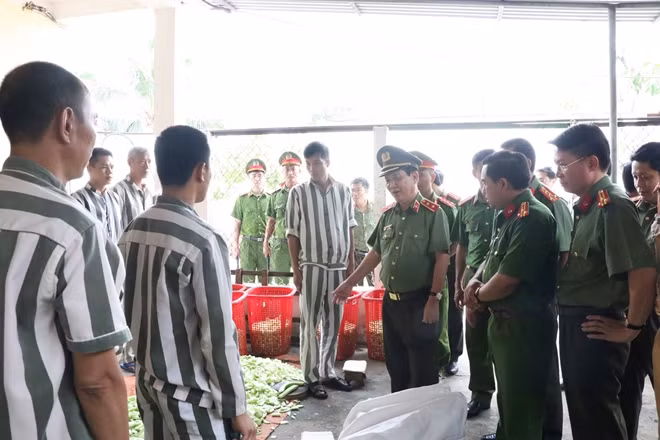Thứ trưởng Nguyễn Văn Sơn kiểm tra bếp ăn của phạm nhân.