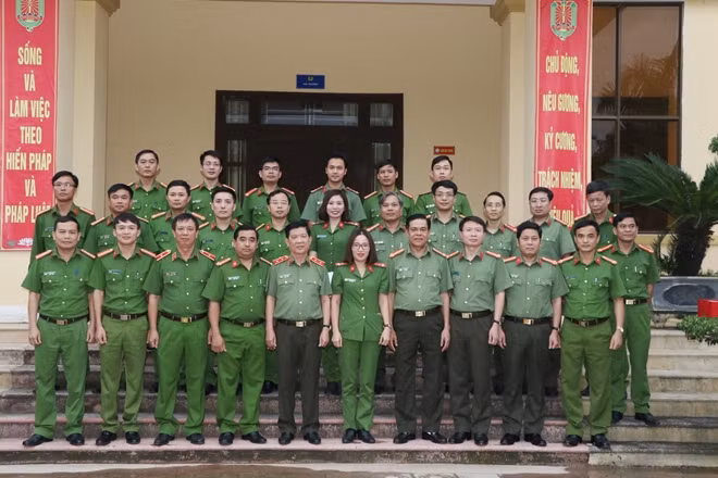 Thứ trưởng Nguyễn Văn Sơn và các đại biểu tại buổi làm việc.