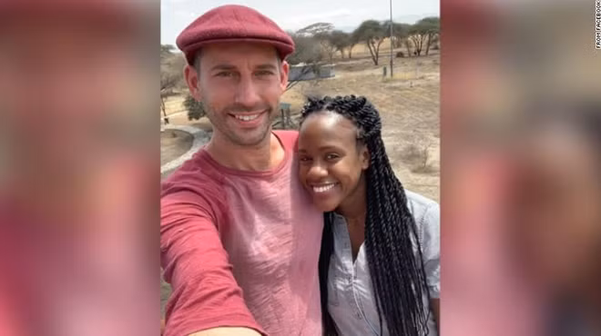 Steven Weber và Kenesha Antoine.