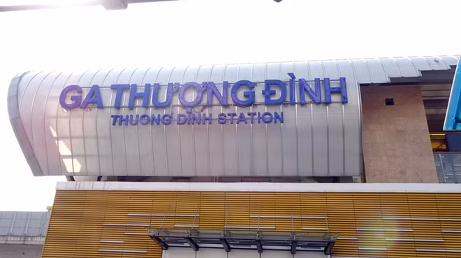 Chủ đầu tư dự án đã không tổ chức thi tuyển thiết kế kiến trúc dự án; bản vẽ thiết kế cơ sở chưa thể hiện được kết cấu chính của dầm cầu, trụ cầu tuyến đường sắt; khi lập dự án không tính toán đến việc xử lý nền đất yếu dẫn đến phải điều chỉnh bổ sung. Trong hình là Nhà ga Thượng Đình là một trong 12 nhà ga trên dọc tuyến đường sắt nột đô này.