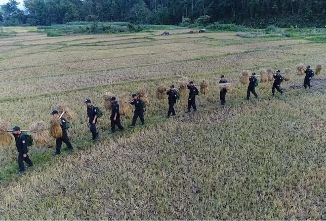 Cán bộ, chiến sĩ Trung đoàn CSCĐ Tây Bắc thường xuyên về cơ sở giúp đỡ nhân dân.