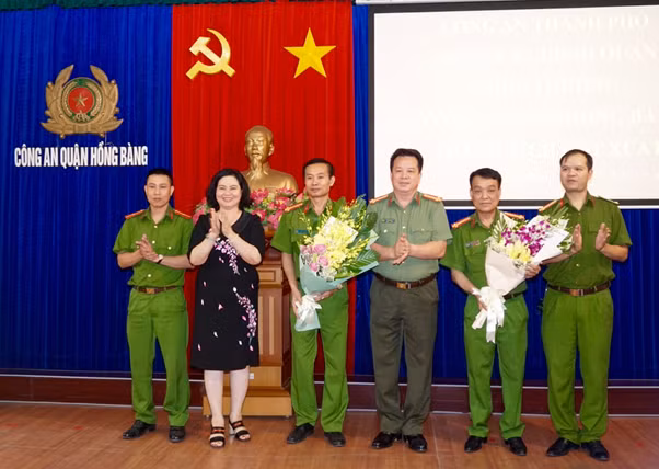 Phó GĐ CA thành phố và lãnh đạo quận Hồng Bàng khen thưởng CBCS lập thành tích.