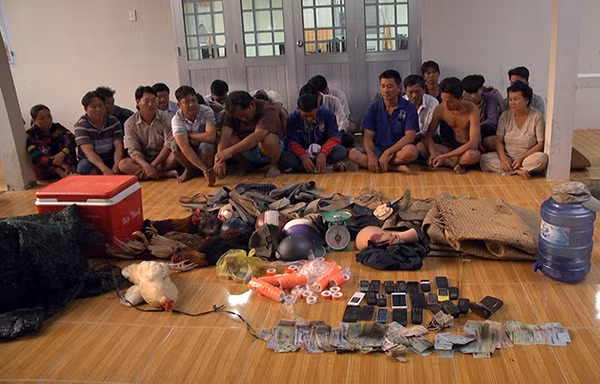 Các đối tượng đá gà ăn tiền bị Công an Long Mỹ bắt quả tang.