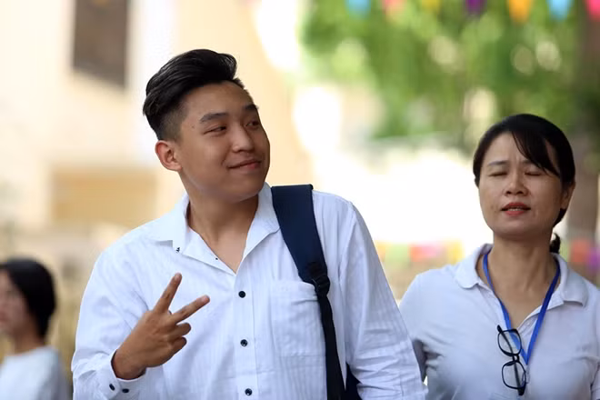 Một sĩ tử ra dấu hiệu cho biết đã có một ngày thi thành công.