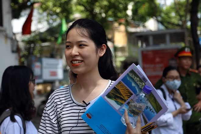 Sau khi kết thúc thi THPT quốc gia 2019, Bộ GD&ĐT sẽ không công bố đáp án ngay, mà sẽ cân nhắc để công bố vào một thời điểm hợp lý và thích hợp. Cùng với đó, để đảm bảo tuyệt đối chính xác công bằng và ngăn ngừa các gian lận nên trong quy trình và chấm thi trắc nghiệm, Bộ GD&ĐT đã có những nâng cấp và điều chỉnh bổ sung trong phần mềm chấm thi trắc nghiệm.