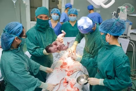 Bệnh viện HNĐK Nghệ An thực hiện ca mổ chào mừng công dân IVF đầu tiên ra đời.