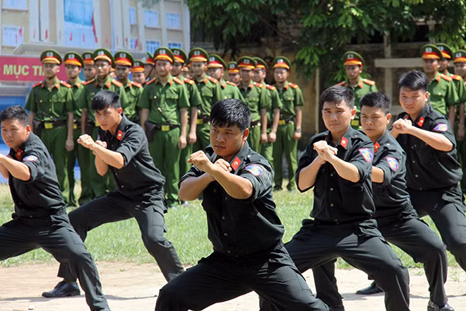 Vượt nắng thắng mưa ra sức rèn luyện.