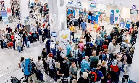 Hành khách chờ ngoài quầy của Thomas Cook tại sân bay Heraklion, đảo Crete, Hy Lạp sau thông tin hãng này phá sản.