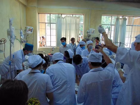 Các bác sỹ Bệnh viện Đa khoa tỉnh Bạc Liêu cấp cứu các nạn nhân bị đối tượng ngáo đá chém trọng thương.