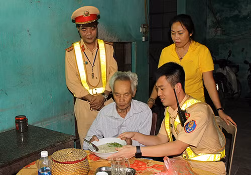 Cụ ông đi lạc được các chiến sĩ CSGT và người dân giúp đỡ. Cụ ông đi lạc được các chiến sĩ CSGT và người dân giúp đỡ.