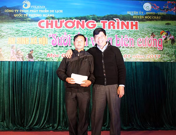 Ông Nguyễn Văn Hùng, Chủ tịch HĐQT Công ty Phượng Hoàng trao số tiền 150 triệu đồng cho Trưởng bản Thào A Sủ