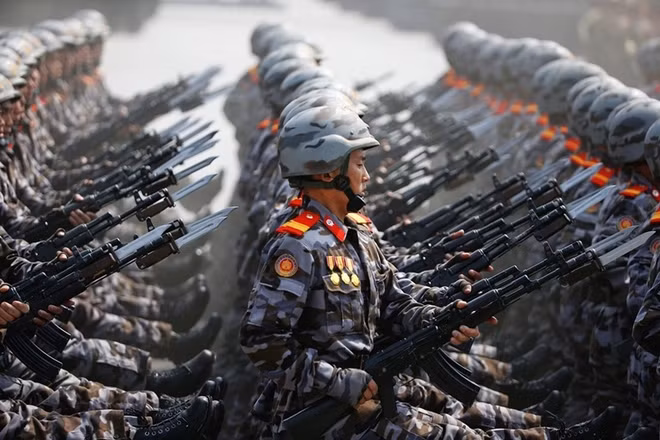 Triều Tiên gọi ngày sinh Kim Nhật Thành là "Ngày Mặt Trời". Sự kiện kéo dài khoảng hai giờ với các hoạt động phô trương sức mạnh quân sự. Ảnh: Reuters