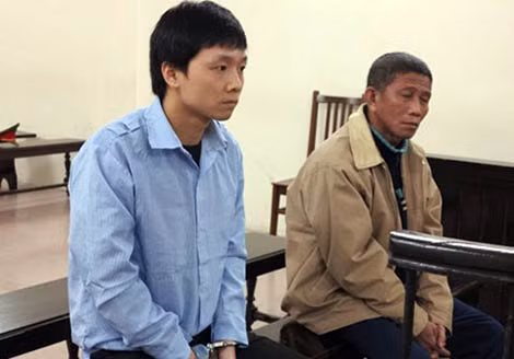 Hai bị cáo Thanh (phải) và Mai tại phiên xử.