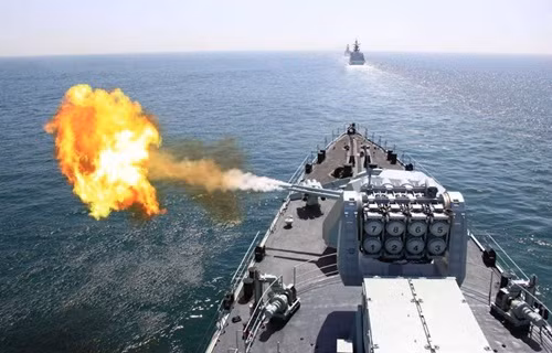 Tàu chiến Trung Quốc nã pháo trong một cuộc tập trận chung với Nga ở biển Hoàng Hải. Ảnh: Xinhua