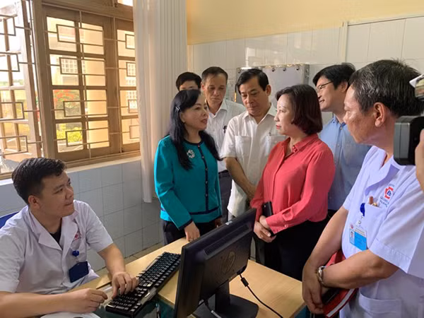 Bộ trưởng Nguyễn Thị Kim Tiến và bà Vũ Thị Thu Thủy kiểm tra công tác triển khai Bệnh án điện tử tại Khoa Khám bệnh.