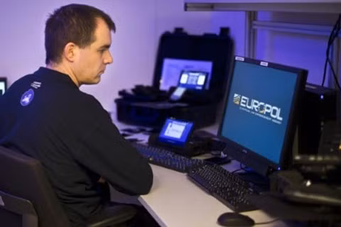 Nhân viên Europol theo dõi tội phạm trên mạng.