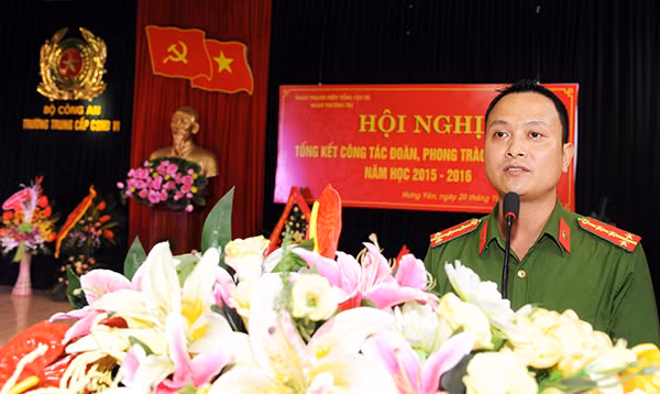 Đại úy Vương Minh Hải báo cáo Tổng kết công tác Đoàn, phong trào thanh niên năm học 2015-2016.