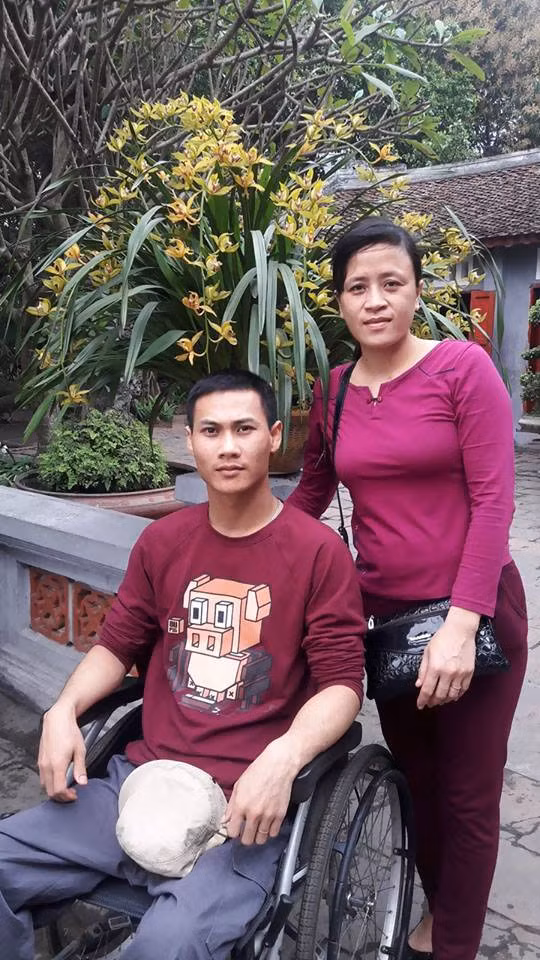 Có chiếc xe lăn điện, anh Thiểm có thể đưa vợ đi chơi xa.