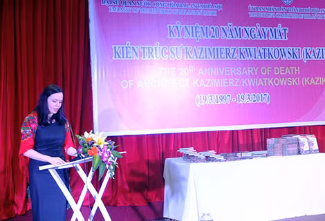 Bà Barbara Szymanowska phát biểu tại lễ kỷ niệm. Bà Barbara Szymanowska phát biểu tại lễ kỷ niệm.