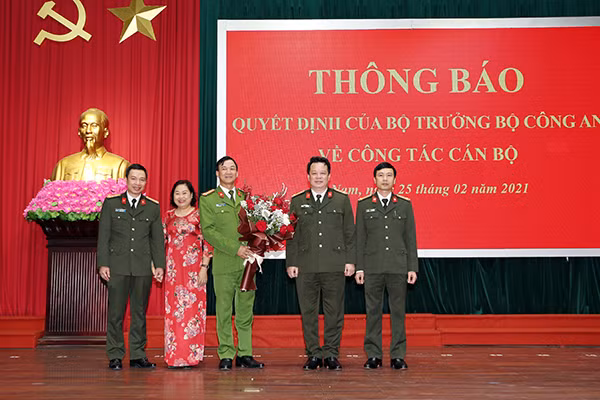 Lãnh đạo Công an tỉnh Hà Nam chúc mừng Đại tá Trần Minh Tiến.
