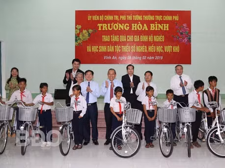 Phó Thủ tướng Thường trực Chính phủ Trương Hòa Bình tặng xe đạp cho học sinh nghèo vượt khó tại xã Vĩnh An.