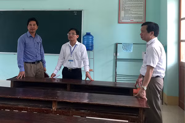 Ông Mai Văn Trinh, Cục trưởng Cục khảo thí và Kiểm định chất lượng, Bộ GD&ĐT kiểm tra công tác chuẩn bị thi THPT quốc gia tại trường THPT Nghi Lộc 5, huyện Nghi Lộc, tỉnh Nghệ An