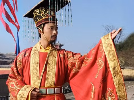 Phục trang mũ và áo trong phim “Đường tới thành Thăng Long” được cho là không giống Việt Nam. Phục trang mũ và áo trong phim “Đường tới thành Thăng Long” được cho là không giống Việt Nam.