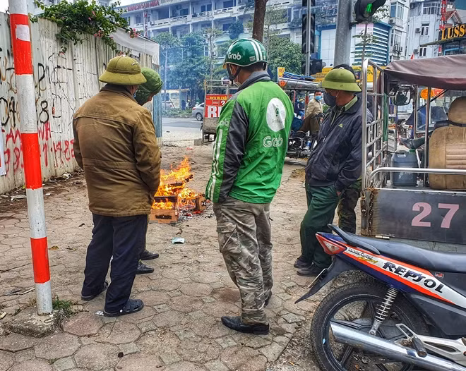 Người dân Hà Nội đốt lửa sưởi ấm để chống chọi với cái rét tê tái của mùa Đông.