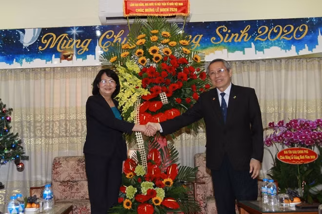 Phó Chủ tịch nước Đặng Thị Ngọc Thịnh tặng hoa, chúc mừng Tổng Liên hội Hội thánh Tin Lành Việt Nam (miền Nam) và Mục sư, Hội trưởng Thái Phước Trường nhân lễ Giáng sinh 2020 và Tết Dương lịch 2021. Ảnh: TTXVN