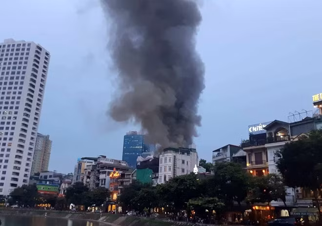 Đám cháy nhìn từ hồ Ngọc Khánh