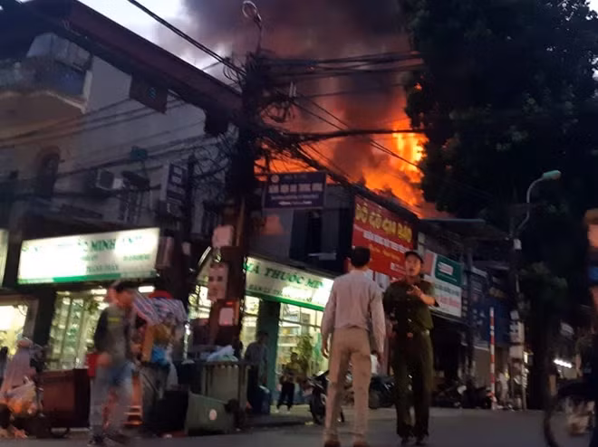 Lực lượng chức năng phong tỏa hiện trường.