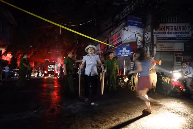 Người dân di dời tài sản.