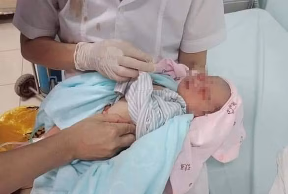 Cháu bé được cấp cứu tại bệnh viện.